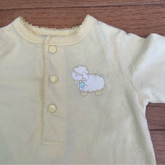 VINTAGE SIMPLY BASIC YELLOW LAMB APPLIQUE BABY SLEEPER OUTFIT SIZE 0/3 MONTHS - Picture 3 of 4